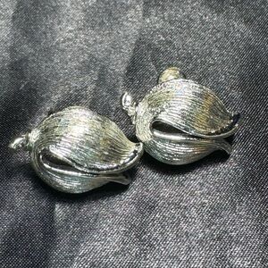 Elegant Vingage Lisner Silvertone Leaf Clip-On Earrings